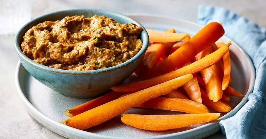 Гострий баклажановий дип з морквяними паличками