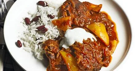 Spicy chicken with rice & beans