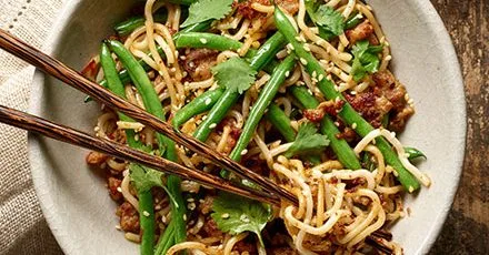 Гостка локшина з ковбасками