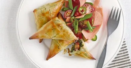 Spinach samosas with Indian salad