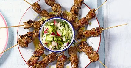 Шашлики з ягняти та легкий маринований овочевий салат