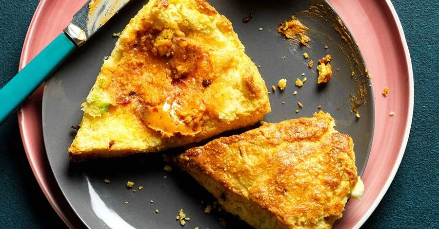 Скони з кукурудзяним хлібом, зеленню та фетою, з чіпотле маслом
