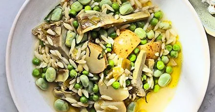 Весняний орзо з овочами, бобами, горохом, артишоками та рікоттою