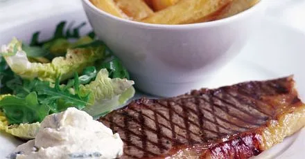 Steak with chunky chips & horseradish cream