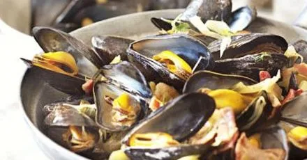 Steamed mussels with leeks, thyme & bacon