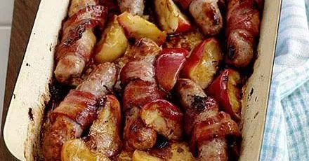 Карамелізовані яблука з ковбасою та беконом