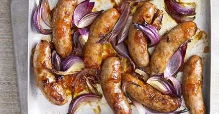 Соковиті ковбаски з картопляно‑кукурудзяним салатом