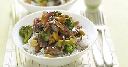 Stir-fried beef with cashews and broccoli