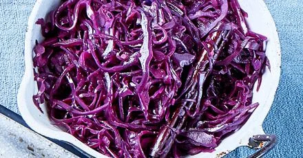 Stir-fried red cabbage with mulled wine dressing
