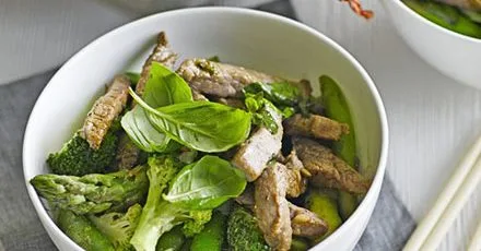 Stir-fry green curry beef with asparagus & sugar snaps