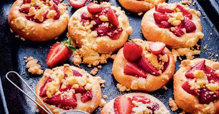Strawberry crumble buns