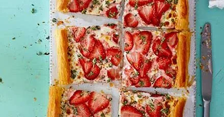 Тарт зі strawberries, фетою та чебрецем
