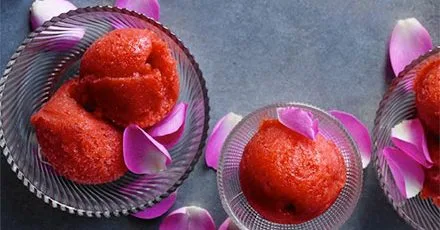 Сорбет зі strawberries та троянди