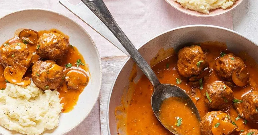 Stroganoff meatballs & mash
