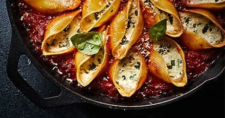 Запіканка з фаршированими макаронами та болоньєзе