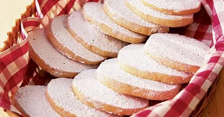 Sugar-dusted vanilla shortbread