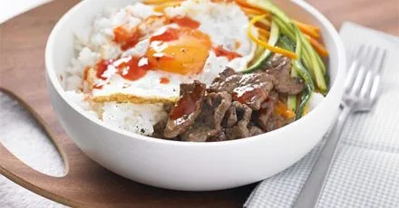 Sushi rice bowl with beef, egg & chilli sauce