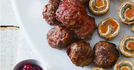 Шведські м'ясні кульки з журавлиною