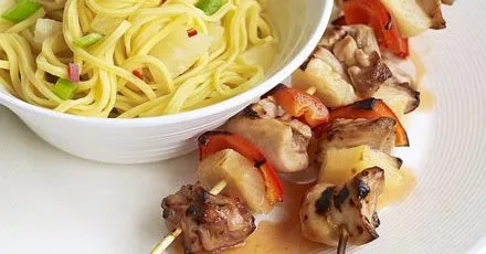 Курячі шашлики в кисло‑солодкому соусі з фруктовими локшиною