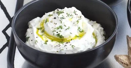 Thick yogurt & herb dip