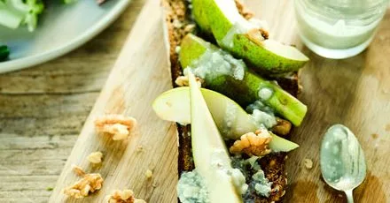 Toasted soda bread with blue cheese & pear