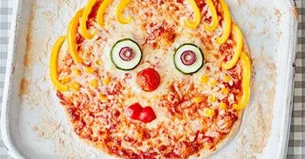 Toddler recipe: homemade pizza with veggie faces