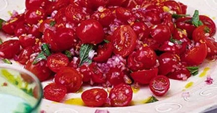 Салат з помідорами та м'ятою