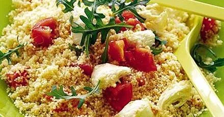 Салат з кускусу, томатів та моцарели