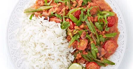 Tomato, runner bean & coconut curry