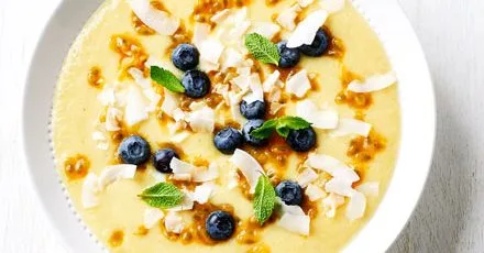 Tropical smoothie bowl