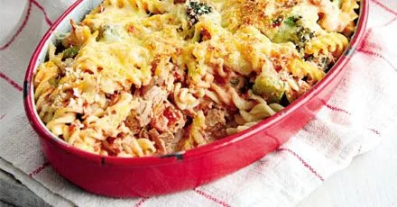 Запіканка з тунцем, броколі та макаронами
