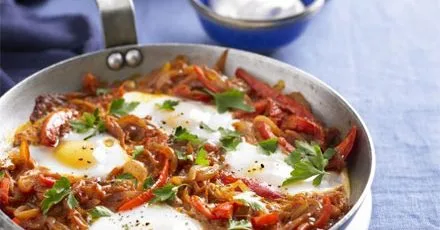 One-pan eggs with tomatoes, peppers & yogurt