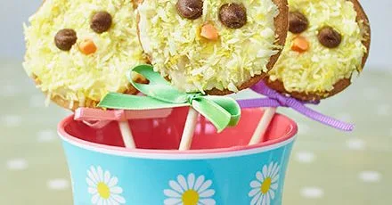 Vanilla chick biscuit pops