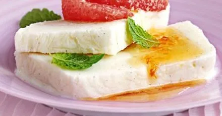 Ванільний йогуртовий морозиво з медовим рожевим грейпфрутом