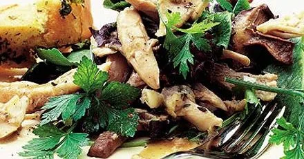 Теплий курячий салат з часниковими грибами