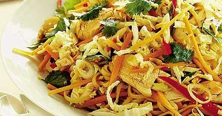 Теплий тайський салат з куркою та локшиною