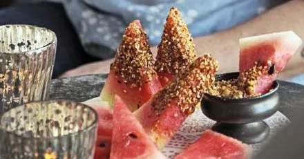 Кавун з дукка соусом