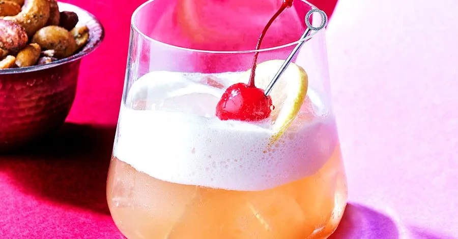 Whiskey sour mocktail
