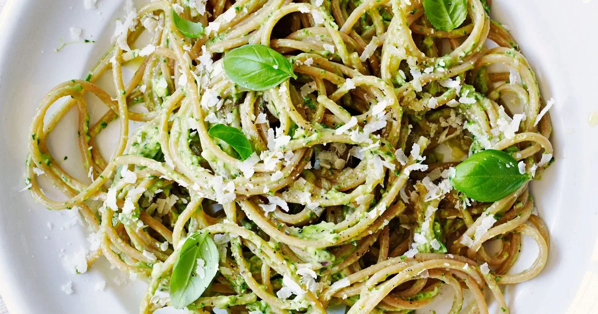 Спагеті з цільнозернового борошна та соусом з авокадо