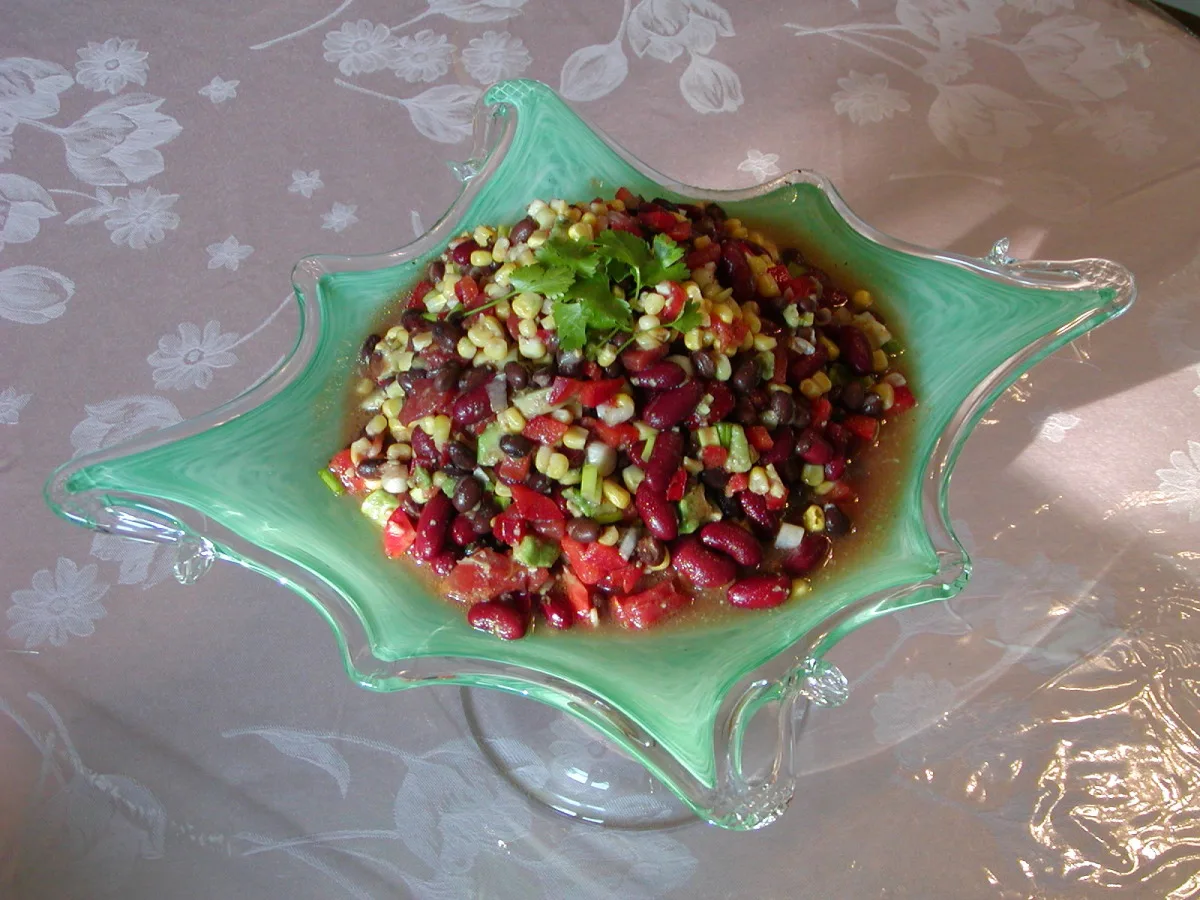 Салат з чорної квасолі, кукурудзи та авокадо