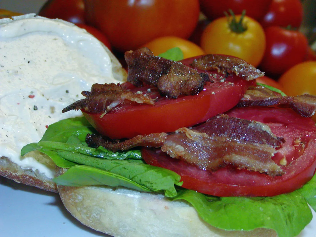 Бутерброд BLT з копченим беконом, томатами біфштекс, руколою та лимонною айолі