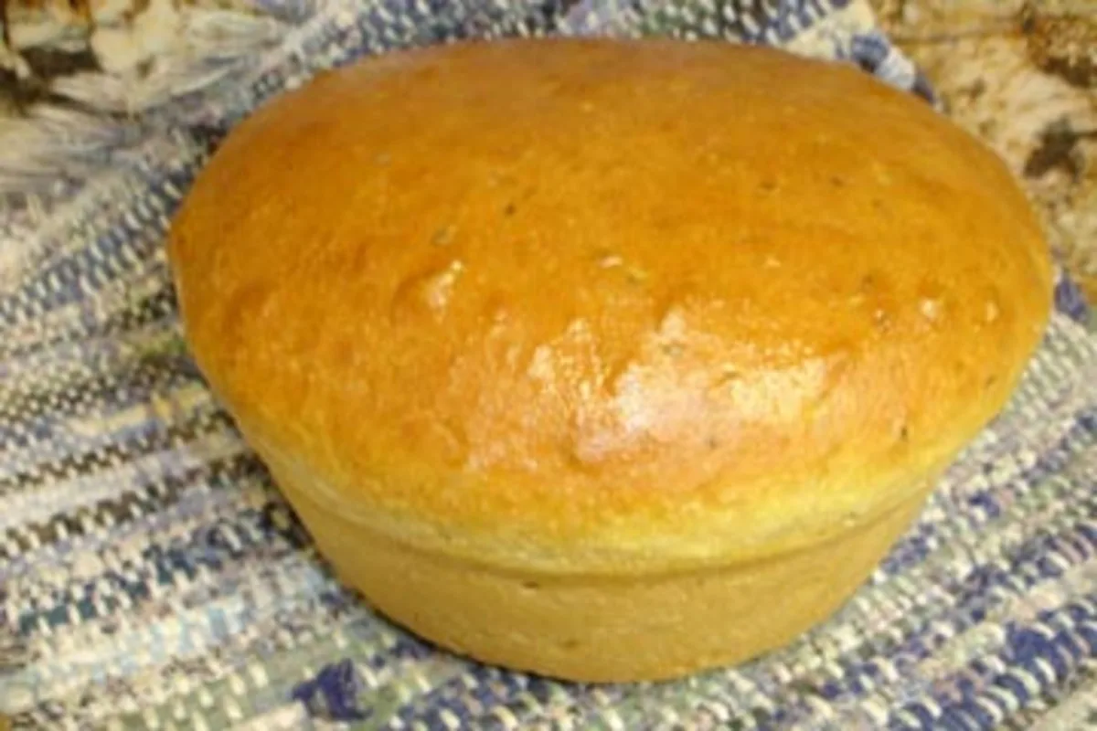 Хліб у машинці з кропом і цибулею
