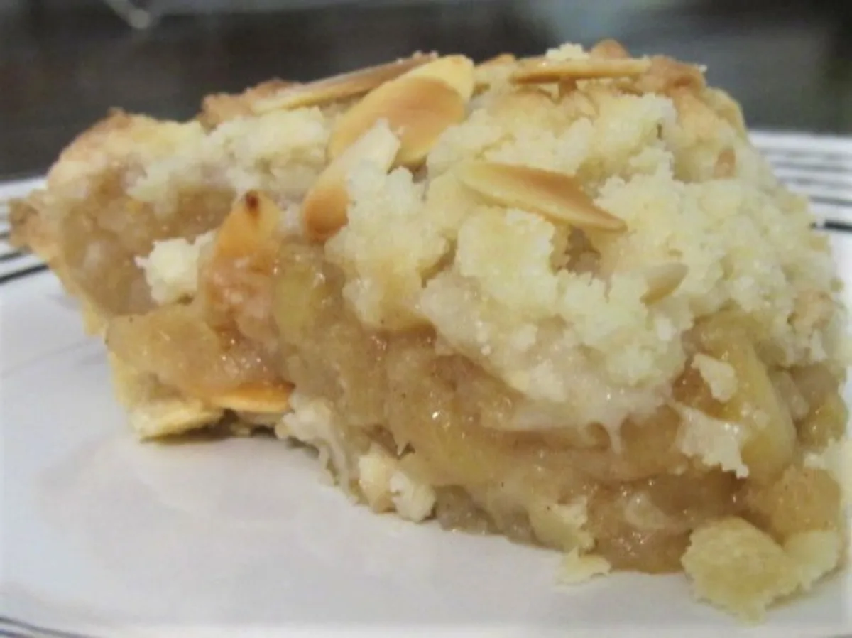 Яблучний пиріг з маслом і ромом