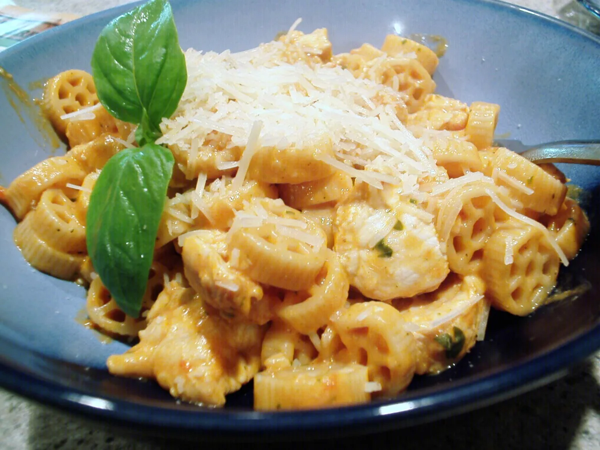 Chicken and Basil-Pepper Cream Sauce