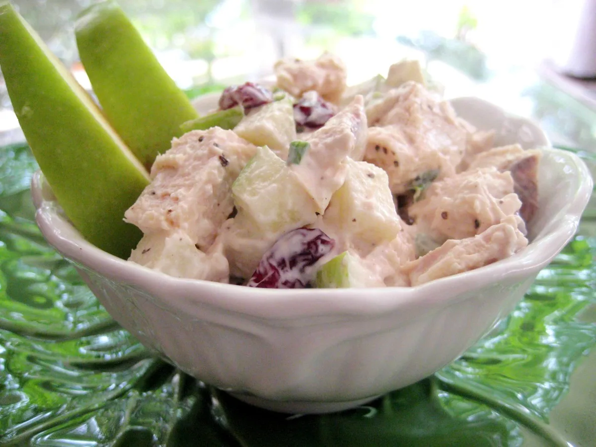 Салат з куркою, яблуками та хрусткими нотками