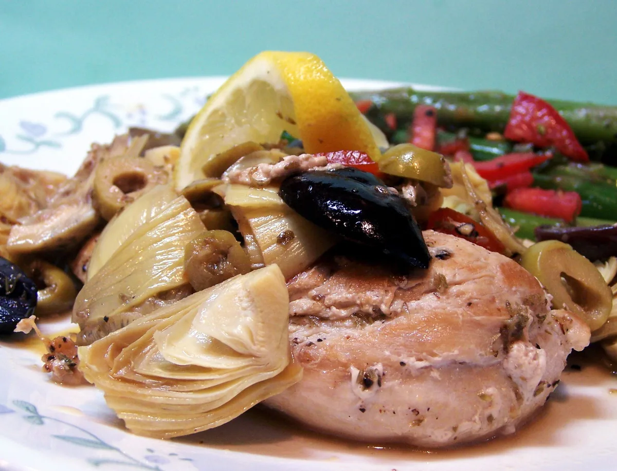 Курка з артишоками у сковороді