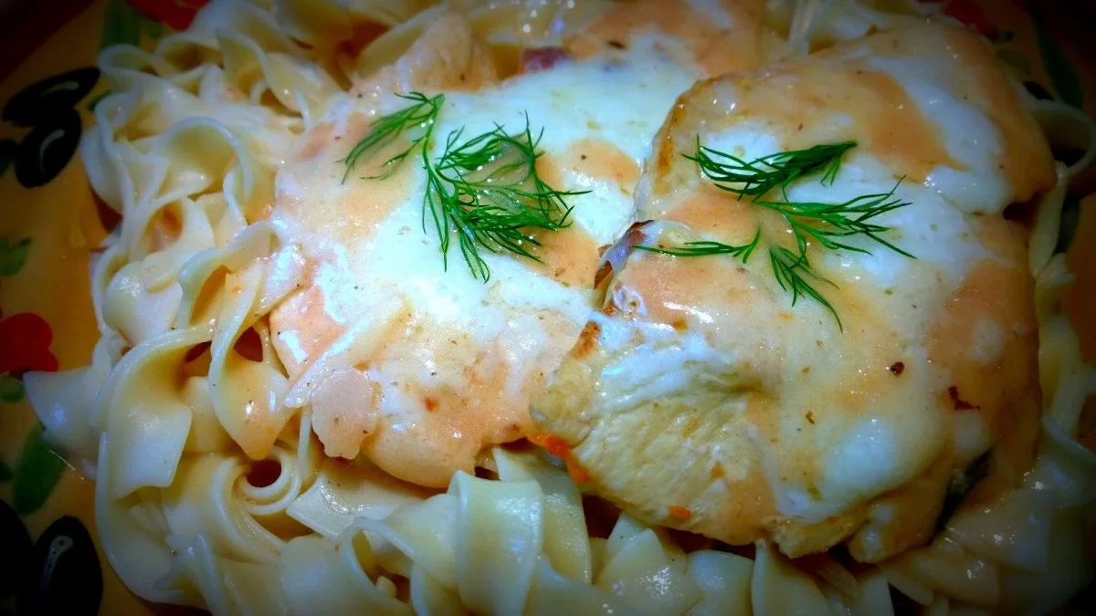 Chicken Breasts in Sour Cream-Almond Sauce