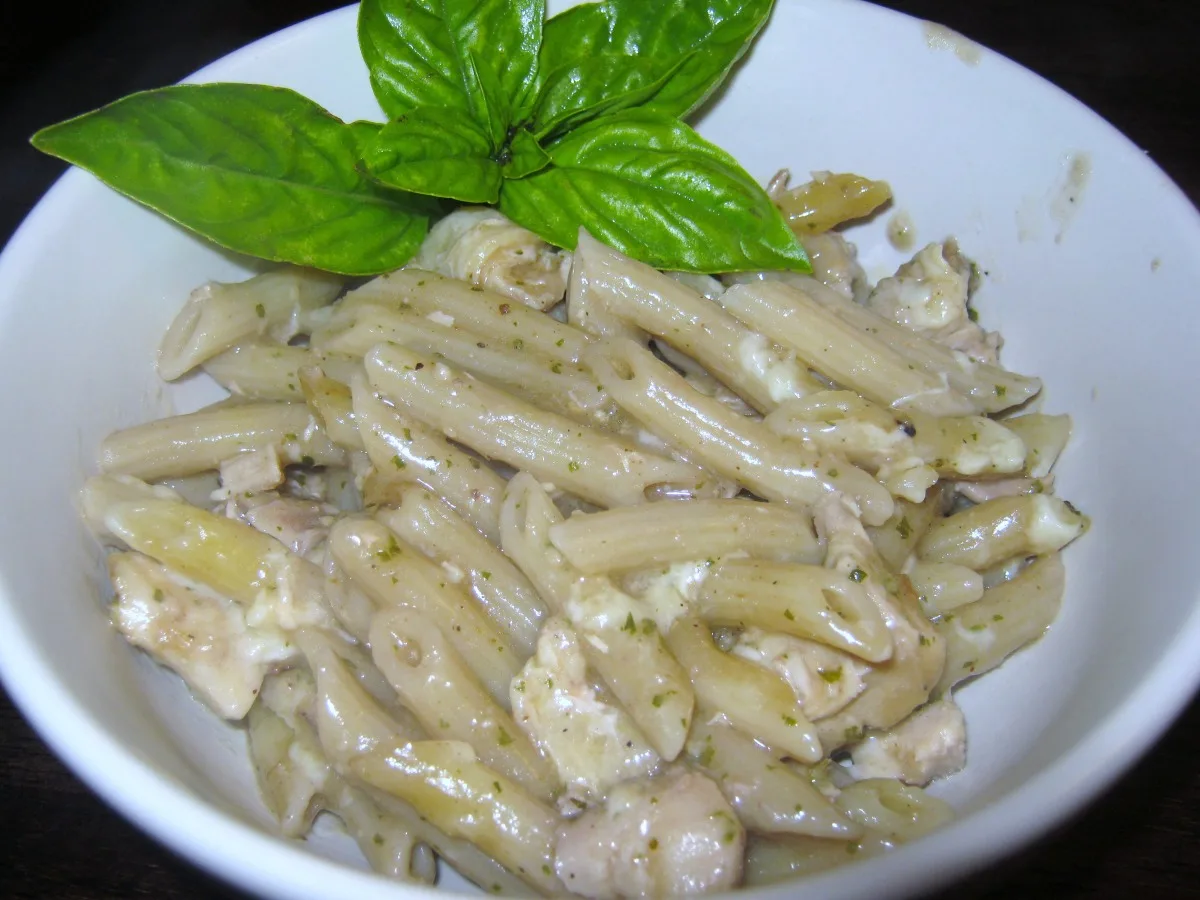 Запіканка з куркою, песто та макаронами