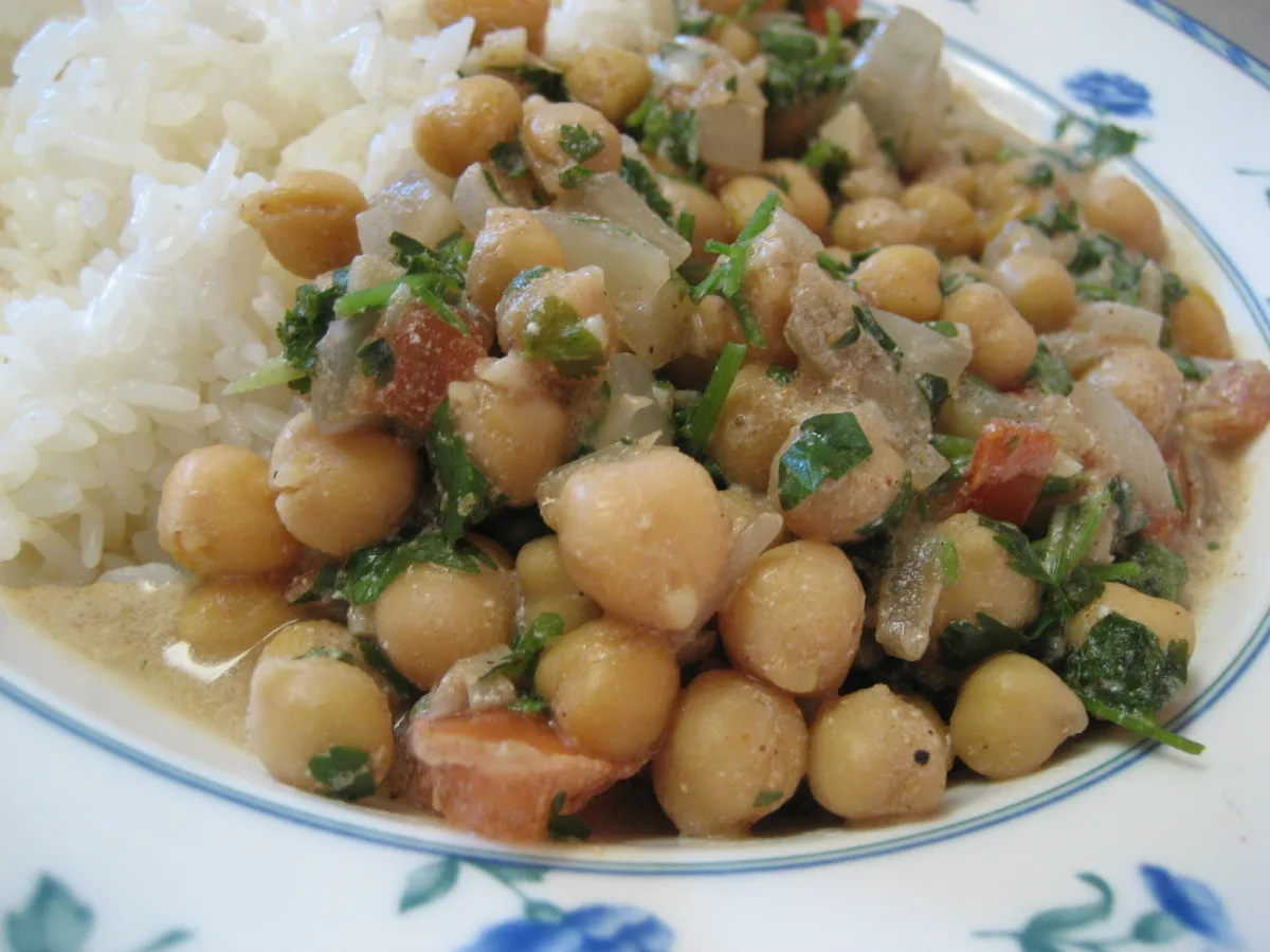 Chickpea Curry With Yogurt