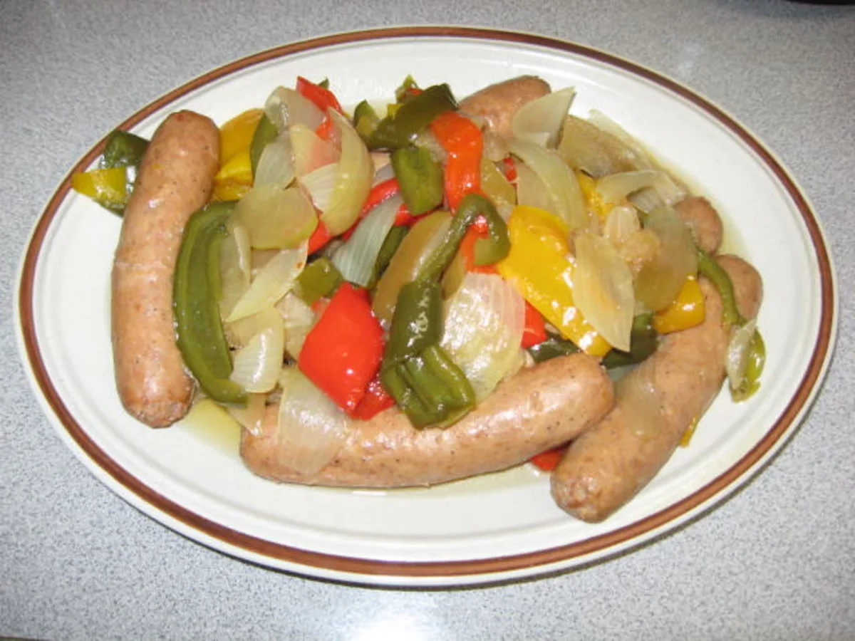 Тушковані bratwurst з перцем у мультиварці